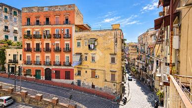 4 LOCALI A NAPOLI