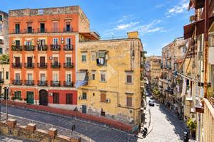 4 LOCALI A NAPOLI