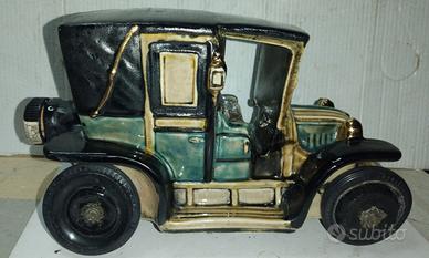 Bottiglia vuota a forma macchina d'epoca