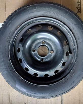 Pneumatico Pirelli estivo 175x65 R14 con cerchione