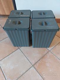 4 bidoncini per carta, plastica, secvo, umido.