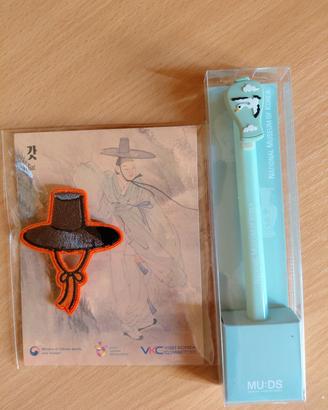 Set Gadget korea-originali (Spilla +Penna)