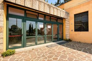NEGOZIO A GARDONE RIVIERA