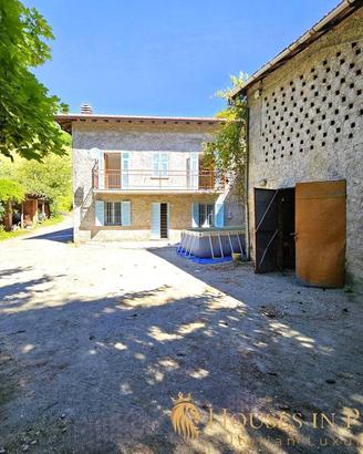 Rustico / Casale di 220 m² con più di 5 locali a R
