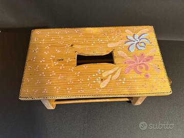 Sgabello in legno dipinto a mano