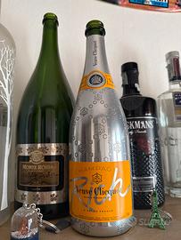 Bottiglie vuote gin e vino