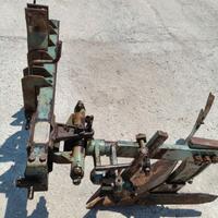 Aratro mono vomeri regolabile