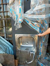 Top cucina e lavello con miscelatore