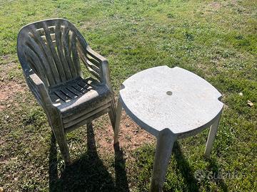 Sedie e tavolo da giardino