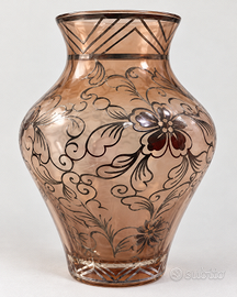 Vaso in vetro rosa antico con decoro floreale