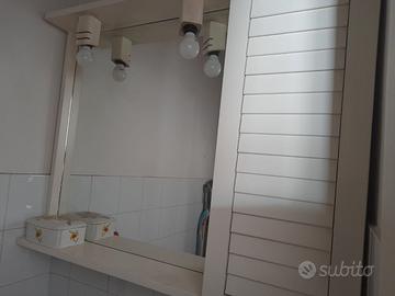 Pensile bianco da bagno con specchio.