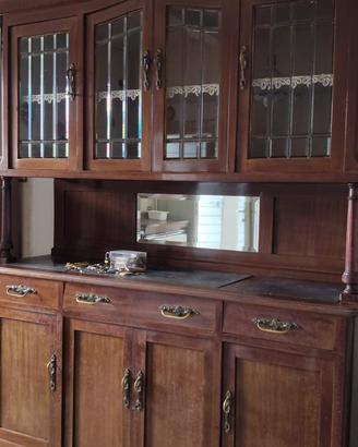 Cucina con vetrinetta