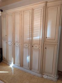 camera da letto classica: armadio letto comò e com