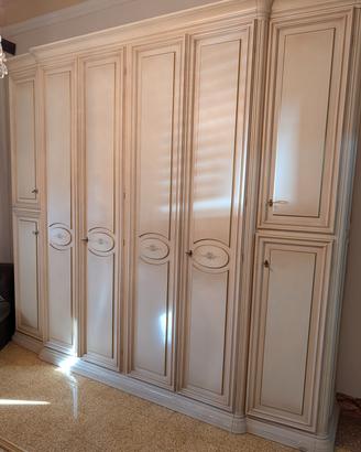 camera da letto classica: armadio letto comò e com