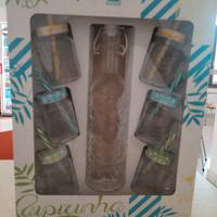 bicchieri con bottiglia e cannucce 