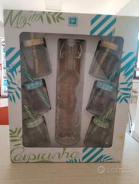 bicchieri con bottiglia e cannucce 