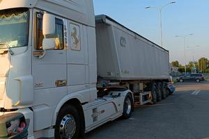 Trattore con semirimorchio