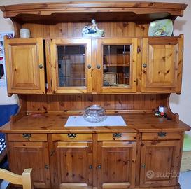 Tavolo da pranzo e credenza in legno massello.