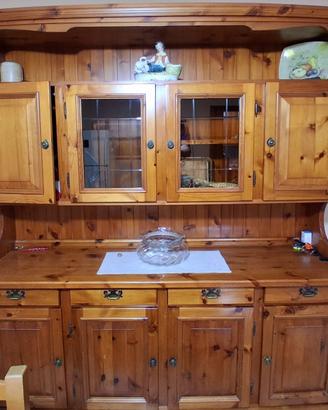 Tavolo da pranzo e credenza in legno massello.