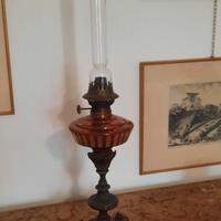 Lampada a petrolio e vetro