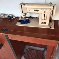 Macchina da cucire Singer risalente agli anni '70