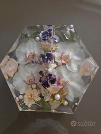 vaso ornamentale con orchidee  nella resina 