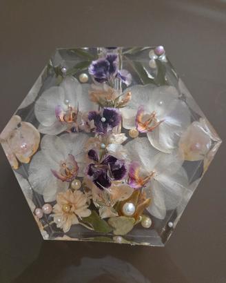 vaso ornamentale con orchidee  nella resina 