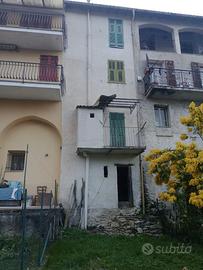Rustico in pietra su tre livelli vista aperta