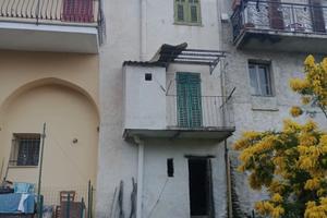 Rustico in pietra su tre livelli vista aperta
