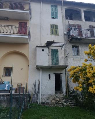 Rustico in pietra su tre livelli vista aperta
