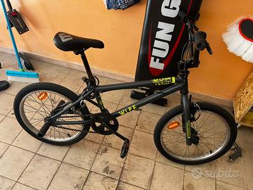 Bmx Decatlon con supporti per freestyle.