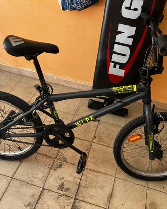 Bmx Decatlon con supporti per freestyle.