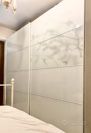 Grande armadio con ante in vetro scorrevoli