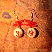 Orecchini decorazione corallo.