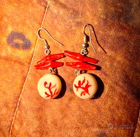 Orecchini decorazione corallo.