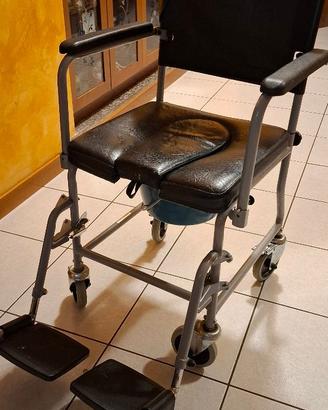 Sedia a rotelle comoda per anziani