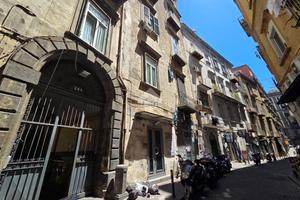 5 LOCALI A NAPOLI