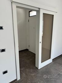 Porta scorrevole in legno e vetro coppia