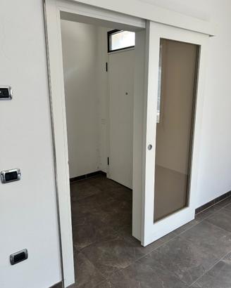 Porta scorrevole in legno e vetro coppia
