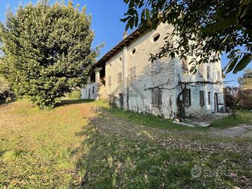 Rustico / Casale di 473 m² con più di 5 locali e b