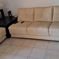 divano con poltrona e  tavolino