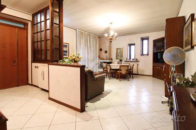 PORZIONE DI BIFAMILIARE A CAVA MANARA