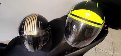2 caschi con visiera