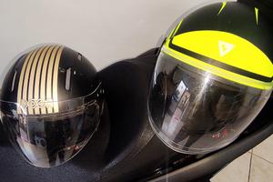 2 caschi con visiera