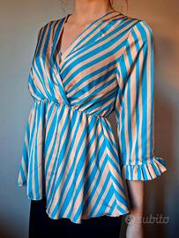 Blusa a righe azzurre e beige – Modello a portafog