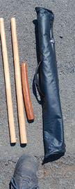 Due bastoni e coltello in legno da allenamento