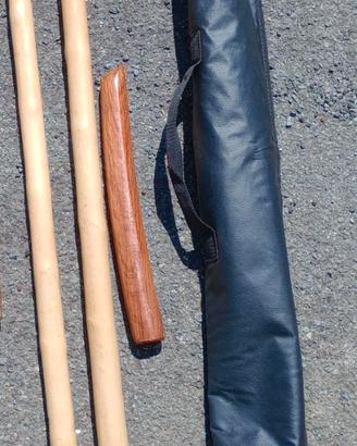 Due bastoni e coltello in legno da allenamento