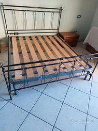 Letto matrimoniale,  rete ortopedica e piantana