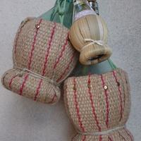 2 fiaschi con originale cesto in corda