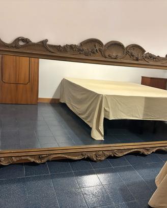 Specchio antico con cornice decorata